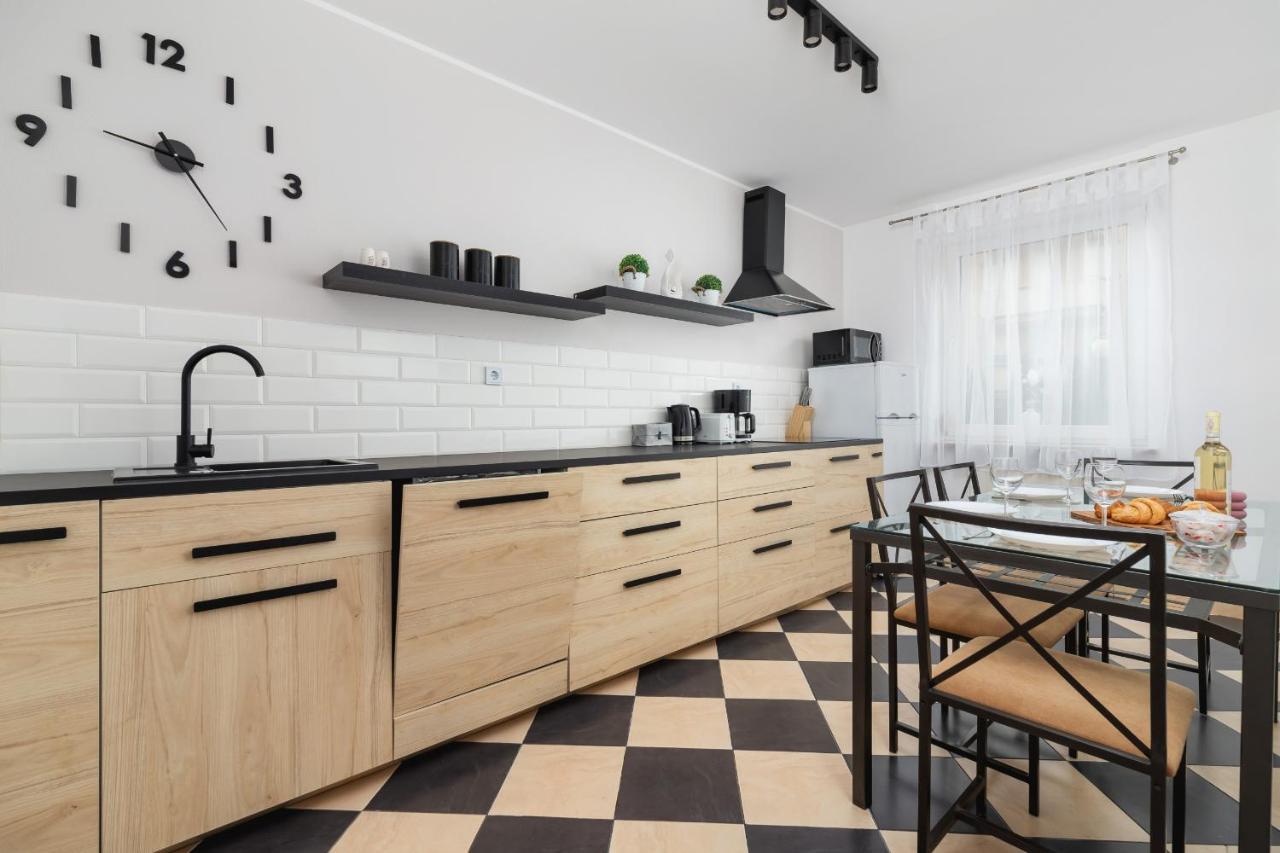 Pleasant Apartment With Terrace Cracow By Noclegi Renters Krakow Bagian luar foto