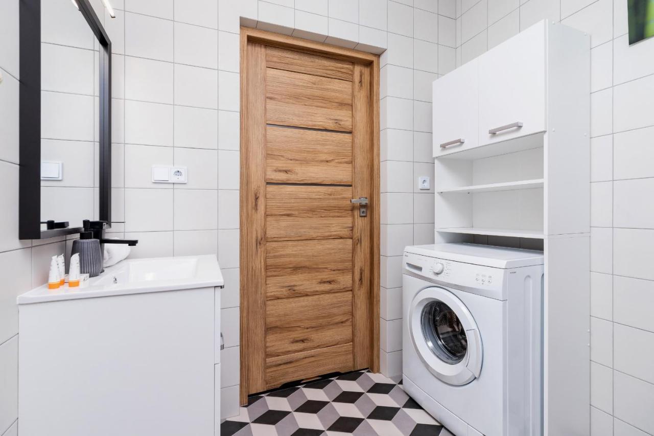 Pleasant Apartment With Terrace Cracow By Noclegi Renters Krakow Bagian luar foto